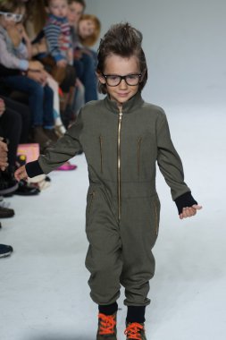 Dillonger giyim önizleme petite geçit töreni çocuklar moda haftası