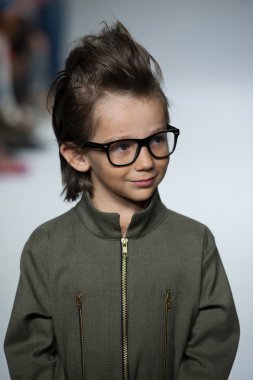 Dillonger giyim önizleme petite geçit töreni çocuklar moda haftası