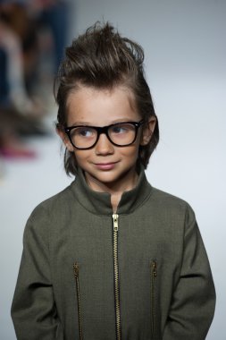 Dillonger giyim önizleme petite geçit töreni çocuklar moda haftası