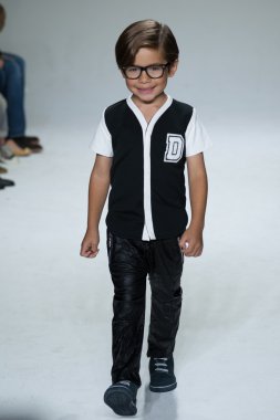 Dillonger giyim önizleme petite geçit töreni çocuklar moda haftası
