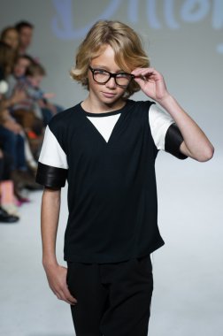 Dillonger giyim önizleme petite geçit töreni çocuklar moda haftası