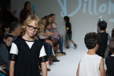 Dillonger giyim önizleme petite geçit töreni çocuklar moda haftası