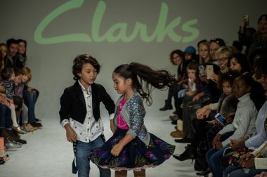 Clarks önizleme petite geçit töreni çocuklar moda haftası