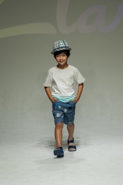 Clarks önizleme petite geçit töreni çocuklar moda haftası