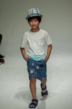 Clarks önizleme petite geçit töreni çocuklar moda haftası