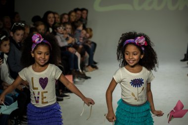 Clarks önizleme petite geçit töreni çocuklar moda haftası