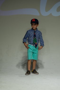 Clarks önizleme petite geçit töreni çocuklar moda haftası