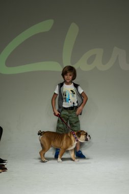 Clarks önizleme petite geçit töreni çocuklar moda haftası