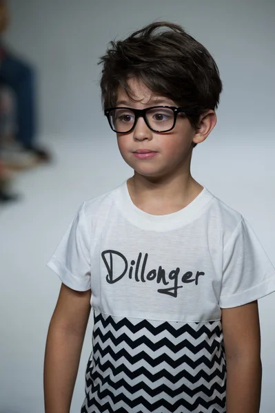 小柄なパレードの子供ファッション ・ ウィークにて Dillonger 服プレビュー — ストック写真