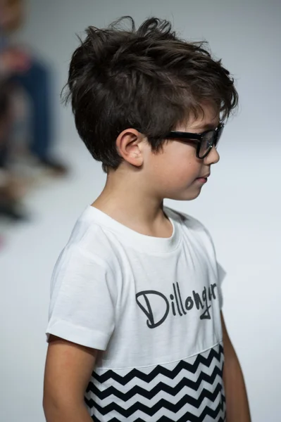 Dillonger Aperçu des vêtements à la petite PARADE Kids Fashion Week — Photo