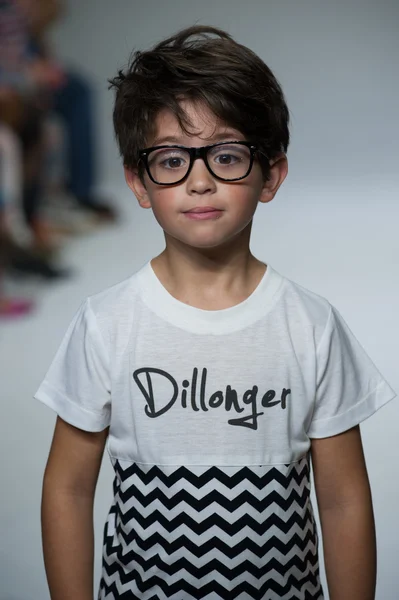 Dillonger ruházati előnézet petite Parade Kids Fashion Week — Stock Fotó