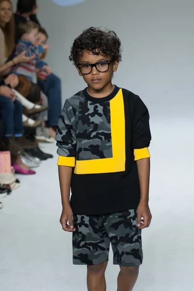 Dillonger kleding preview bij petite Parade Kids Fashion Week — Stockfoto