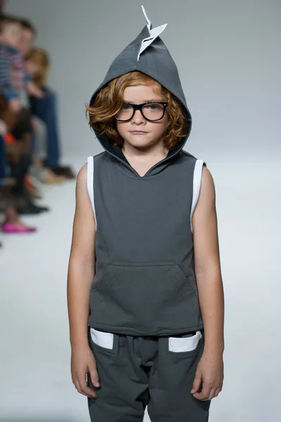 Dillonger ένδυση προεπισκόπηση στην εβδομάδα μόδας του petite παρέλαση παιδιά — Φωτογραφία Αρχείου