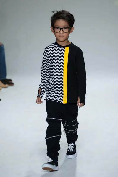 Dillonger Clothing preview at petite PARADE Kids Fashion Week — Stock Photo, Image