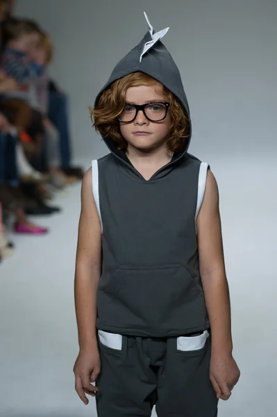 小柄なパレードの子供ファッション ・ ウィークにて Dillonger 服プレビュー — ストック写真