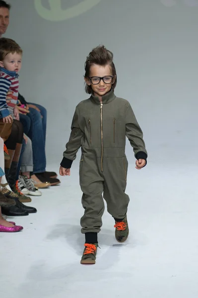 Dillonger kleding preview bij petite Parade Kids Fashion Week — Stockfoto