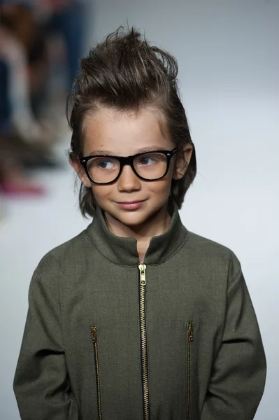 Dillonger kleding preview bij petite Parade Kids Fashion Week — Stockfoto