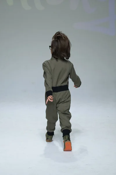 Dillonger Aperçu des vêtements à la petite PARADE Kids Fashion Week — Photo