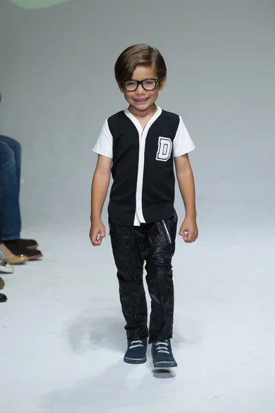 Anteprima Dillonger Clothing alla petite PARADE Kids Fashion Week — Foto Stock