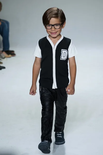 Dillonger kläder förhandsvisning på petite Parade Kids Fashion Week — Stockfoto