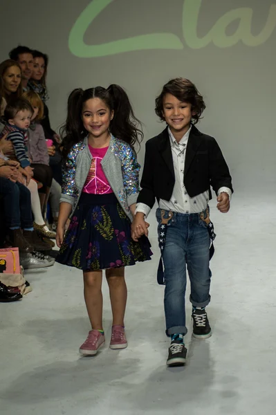 Clarks önizleme petite geçit töreni çocuklar moda haftası