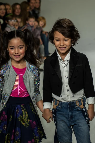 Vista previa de Clarks en petite PARADE Kids Fashion Week — Foto de Stock
