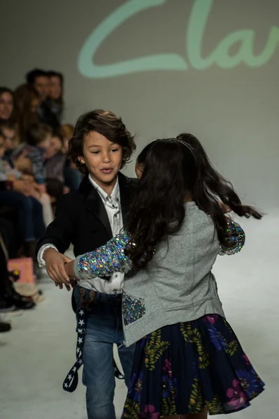 Vista previa de Clarks en petite PARADE Kids Fashion Week —  Fotos de Stock