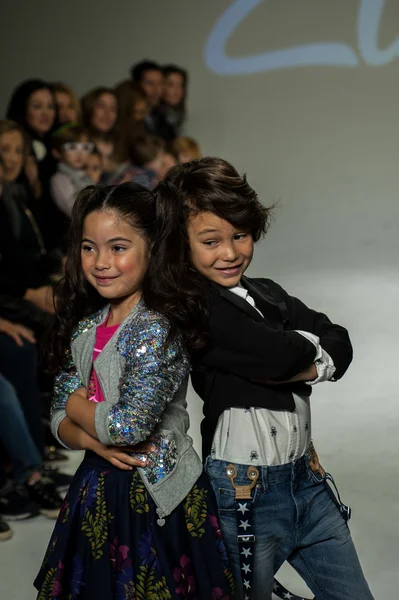 Klare Vorschau auf zierliche Parade-Kindermodewoche — Stockfoto