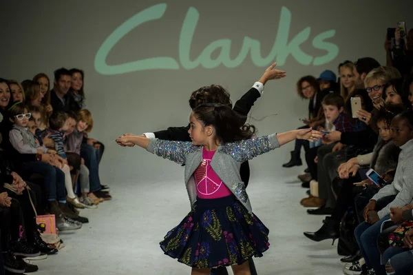 Vista previa de Clarks en petite PARADE Kids Fashion Week — Foto de Stock