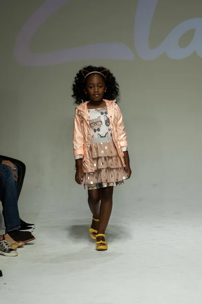 Visualização de Clarks no petite PARADE Kids Fashion Week — Fotografia de Stock