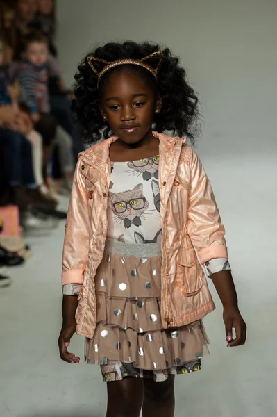 Vista previa de Clarks en petite PARADE Kids Fashion Week —  Fotos de Stock