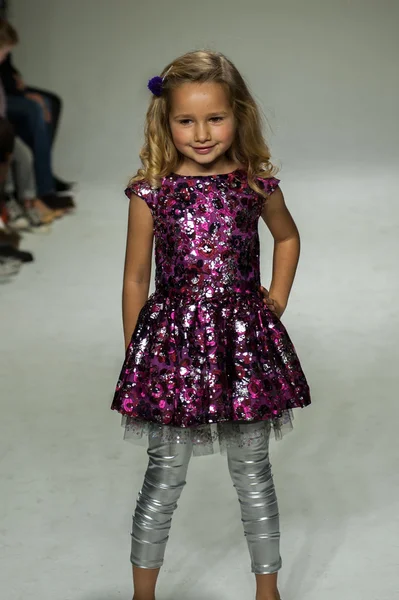 Vista previa de Clarks en petite PARADE Kids Fashion Week —  Fotos de Stock