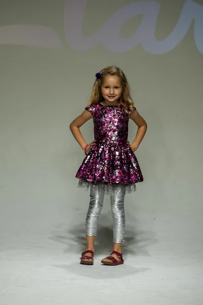 Vista previa de Clarks en petite PARADE Kids Fashion Week —  Fotos de Stock