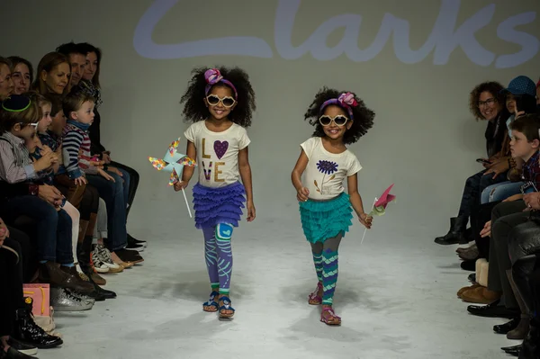 Klare Vorschau auf zierliche Parade-Kindermodewoche — Stockfoto