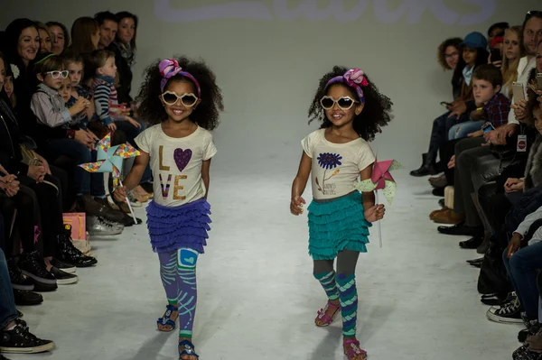Clarks förhandsvisning på petite Parade Kids Fashion Week — Stockfoto