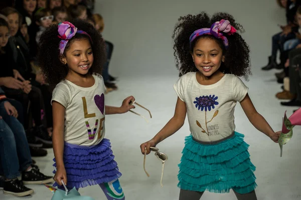 Klare Vorschau auf zierliche Parade-Kindermodewoche — Stockfoto