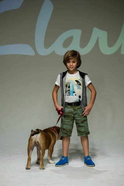 小柄なパレード ・子供ファッション ・ ウィークでクラークス プレビュー — ストック写真