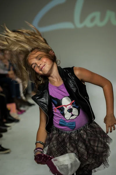 小柄なパレード ・子供ファッション ・ ウィークでクラークス プレビュー — ストック写真