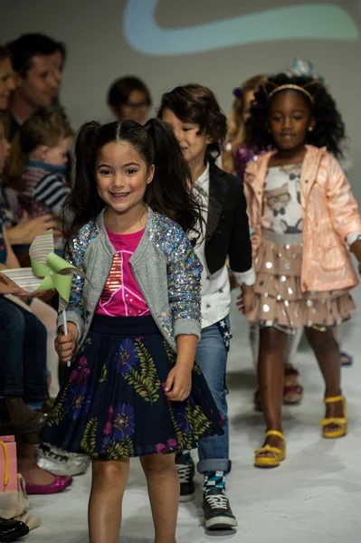 Clarks önizleme petite geçit töreni çocuklar moda haftası — Stok fotoğraf