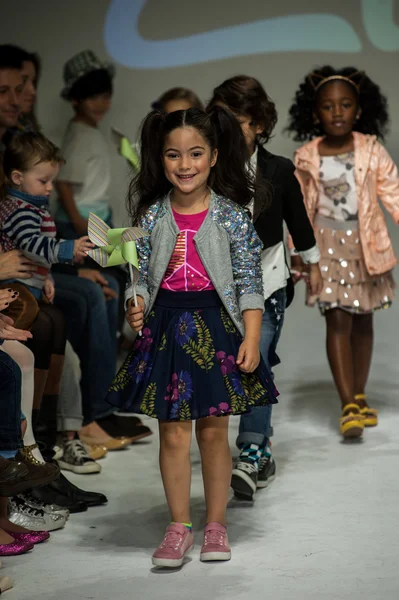 Visualização de Clarks no petite PARADE Kids Fashion Week — Fotografia de Stock