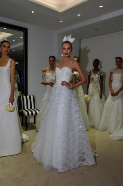 Carolina Herrera gelin sunu sırasında Güz 2015 Gelin Koleksiyonu