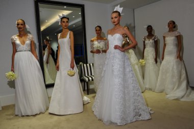 Carolina Herrera gelin sunu sırasında Güz 2015 Gelin Koleksiyonu