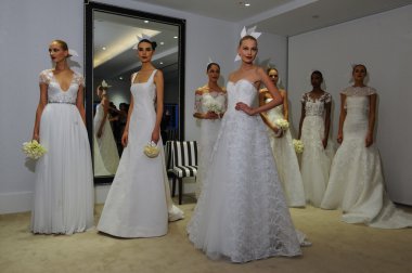 Carolina Herrera gelin sunu sırasında Güz 2015 Gelin Koleksiyonu