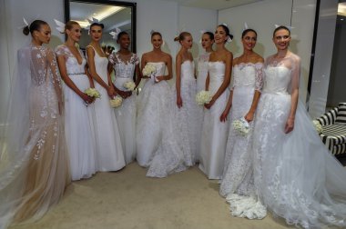 Carolina Herrera gelin sunu sırasında Güz 2015 Gelin Koleksiyonu