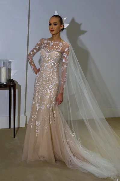 Carolina Herrera Bridal prezentacji podczas upadku 2015 Suknie ślubne kolekcja — Zdjęcie stockowe