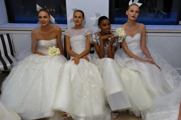 Carolina Herrera Bridal prezentacji podczas upadku 2015 Suknie ślubne kolekcja — Zdjęcie stockowe