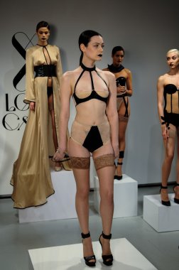 Aşk kafes bahar 2015 iç çamaşırı sunu sırasında modelleri seksi poz