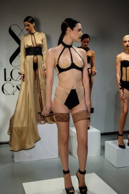 Aşk kafes bahar 2015 iç çamaşırı sunu sırasında modelleri seksi poz