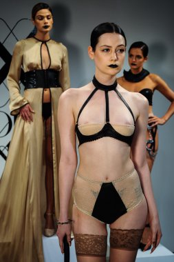 Aşk kafes bahar 2015 iç çamaşırı sunu sırasında modelleri seksi poz