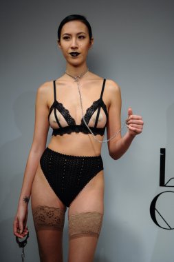 Aşk kafes bahar 2015 iç çamaşırı sunu sırasında modelleri seksi poz